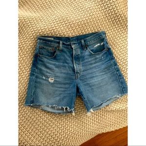 501® LEVI MID THIGH WOMENS JEAN SHORTS